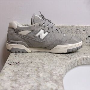New Balance Men’s size 10 Grey Suede 550s